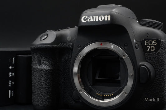 Canon EOS 7D Mark II DSLR Camera w/ EF 18-135 IS USM Lens 10865