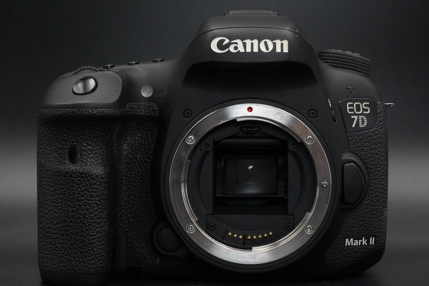 Canon EOS 7D Mark II DSLR Camera w/ EF 18-135 IS USM Lens 10865