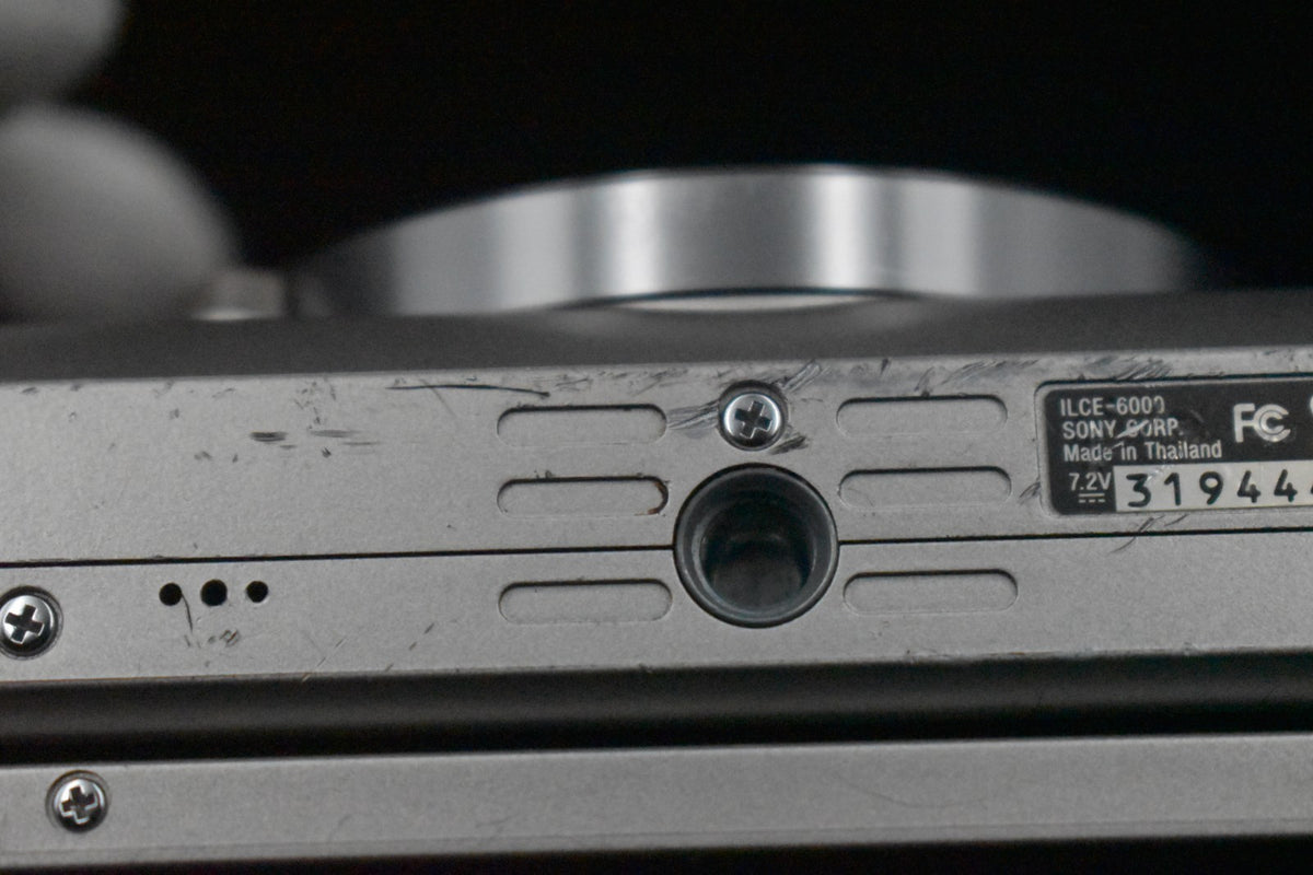 [US Duty Paid] Cámara digital sin espejo Sony a6000 con lente plateada 8484