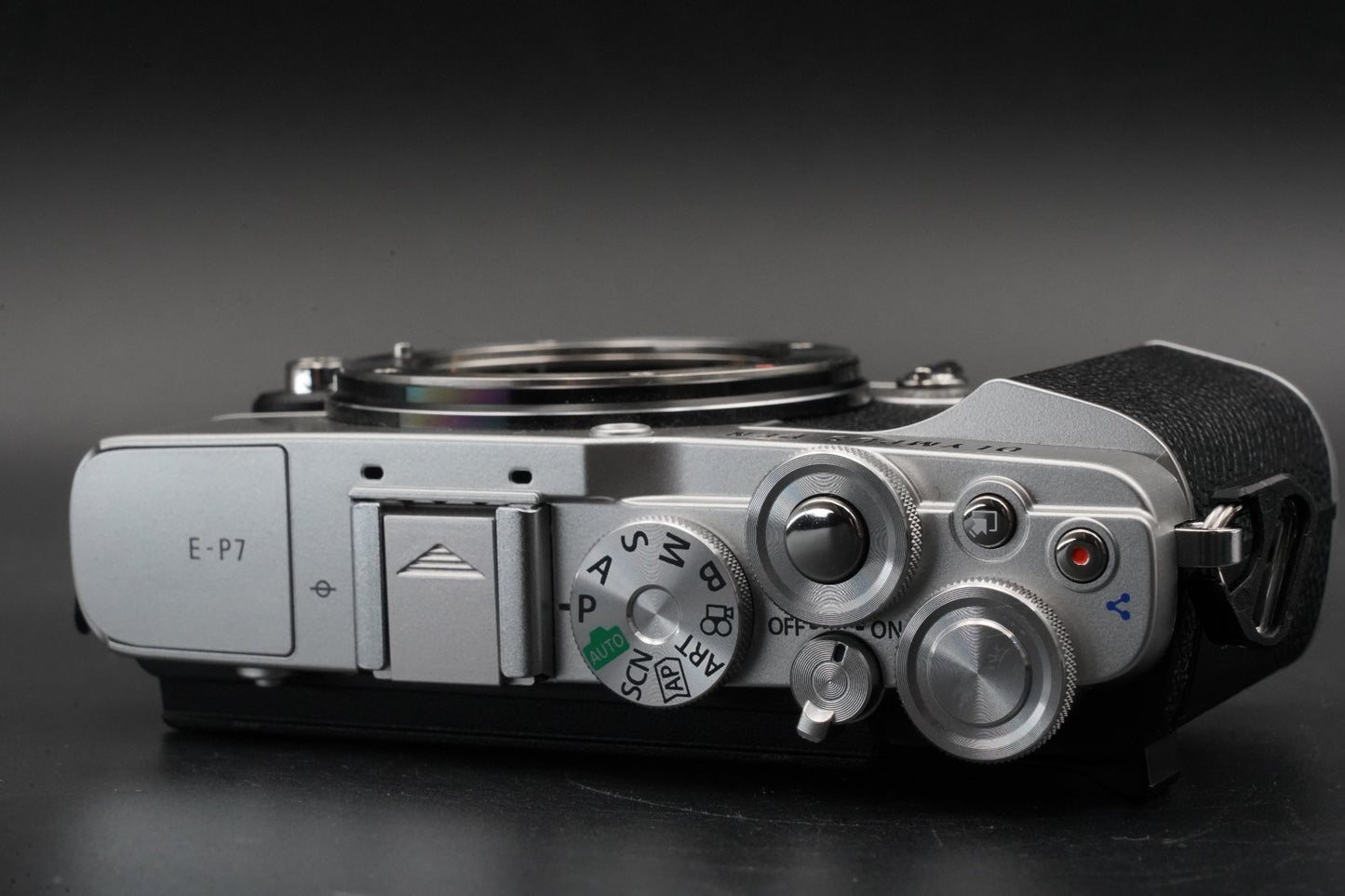 2061 cuts!! OLYMPUS PEN E-P7 Digital Camera Body Silver 10965