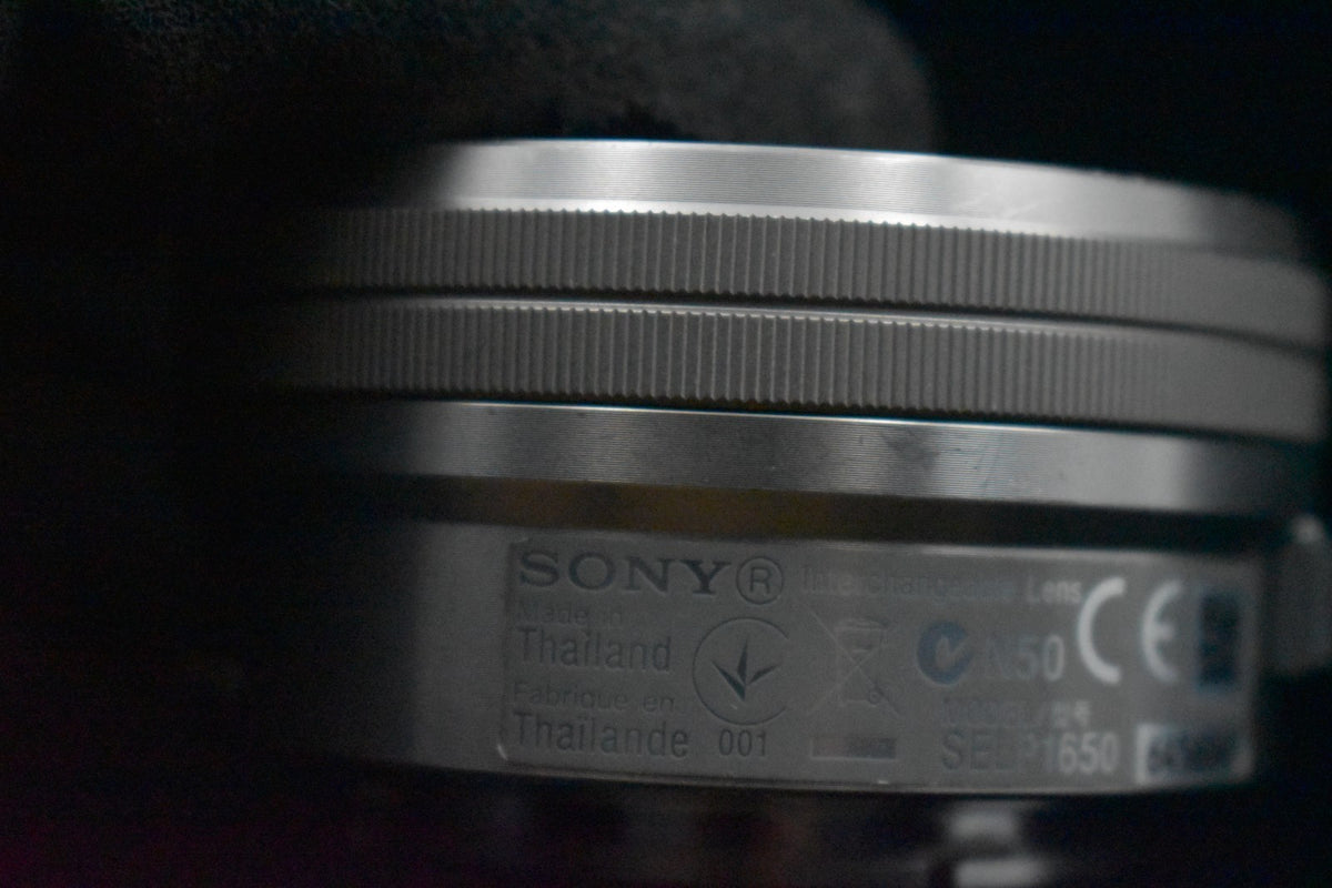 [US Duty Paid] Sony Alpha a5000 Mirrorless Digital Camera with Lens Silver 9100