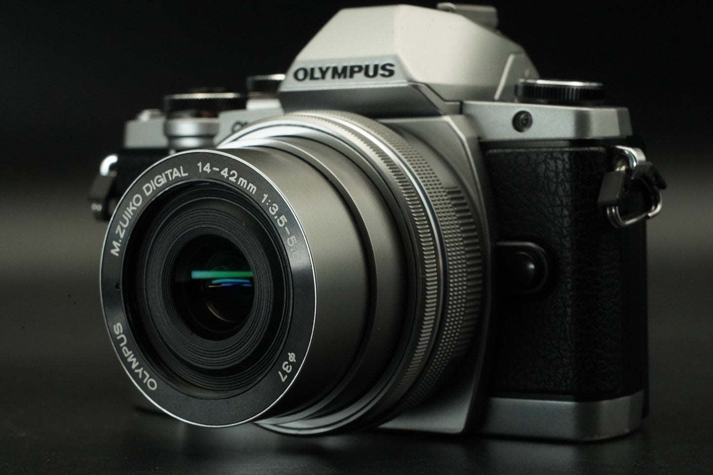 9033 cuts! Olympus OM-D E-M10 16.1MP Digital SLR Camera Silver w/ Lens 11637