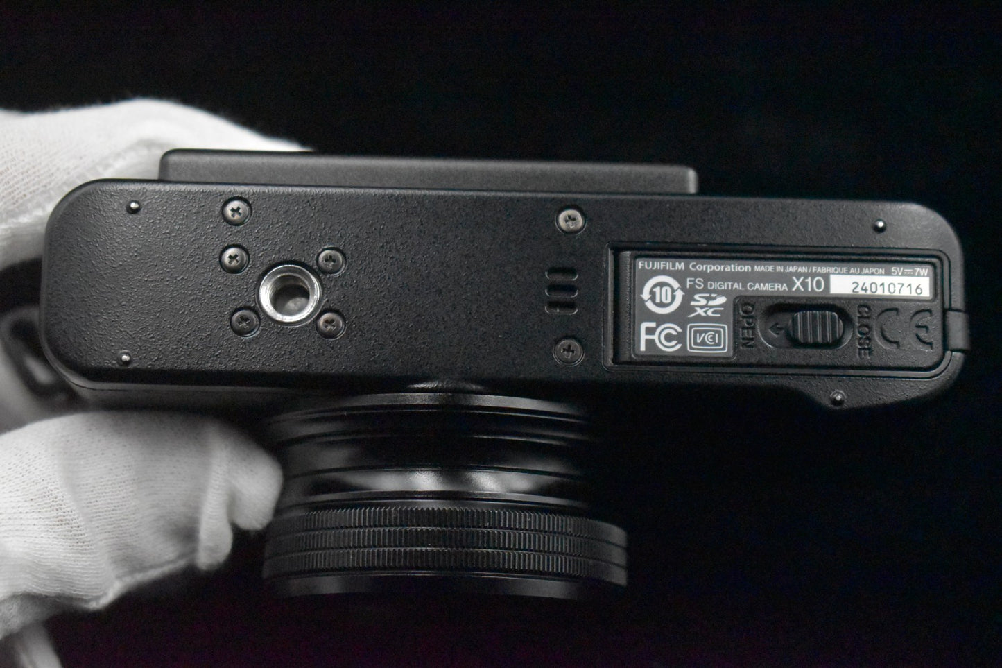 [US Duty Paid] Fujifilm X10 Black pPoint and Shoot Compact Digital Camera 8597