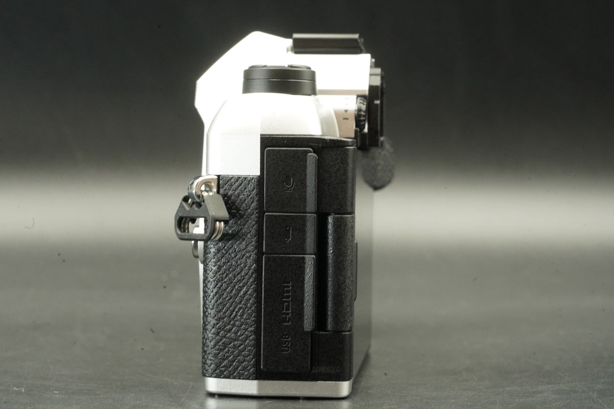 OM SYSTEM OM-5 Mirrorless Camera Silver JAPANESE ONLY -460 cut- #12388