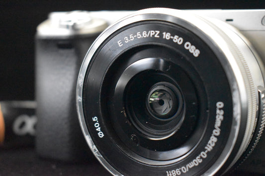 [US Duty Paid] Fotocamera digitale mirrorless Sony a6000 con obiettivo...