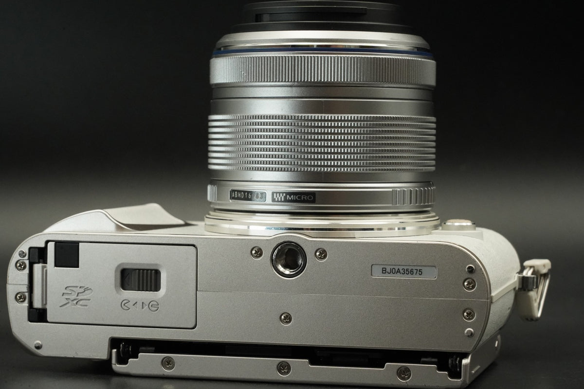 OLYMPUS PEN E-PL9 16.1MP Digital Camera w/ 2 Lens White -829 cuts- #11492