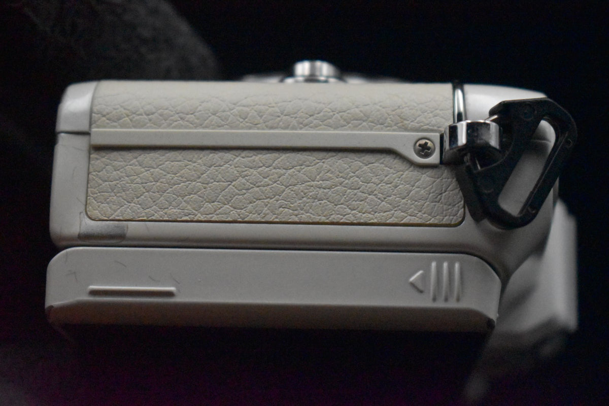 [US Duty Paid] Olympus PEN E-PL7 Digital Camera White with 14-42mm Lens 9343