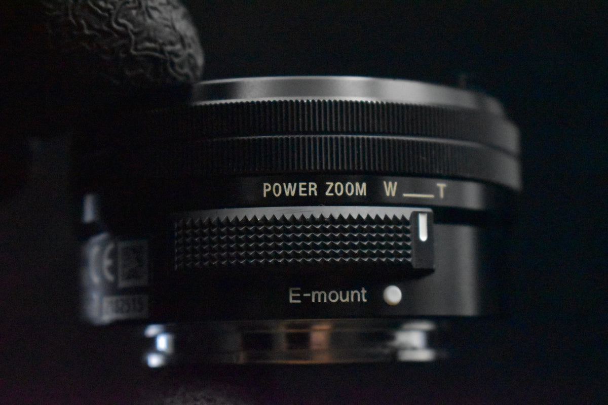 [US Duty Paid] Cámara digital sin espejo Sony Alpha a6000 con lente negra 9237