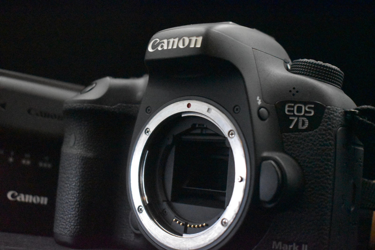 [US Duty Paid] Canon EOS 7D Mark II DSLR Digital SLR Video Camera Used 8910