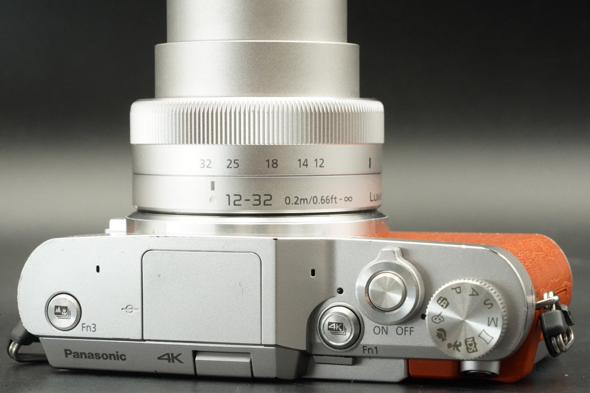 Objectif Panasonic LUMIX DC-GF9 Orange 32 mm + 25 mm f/1.7 Anglais OK !! #11587