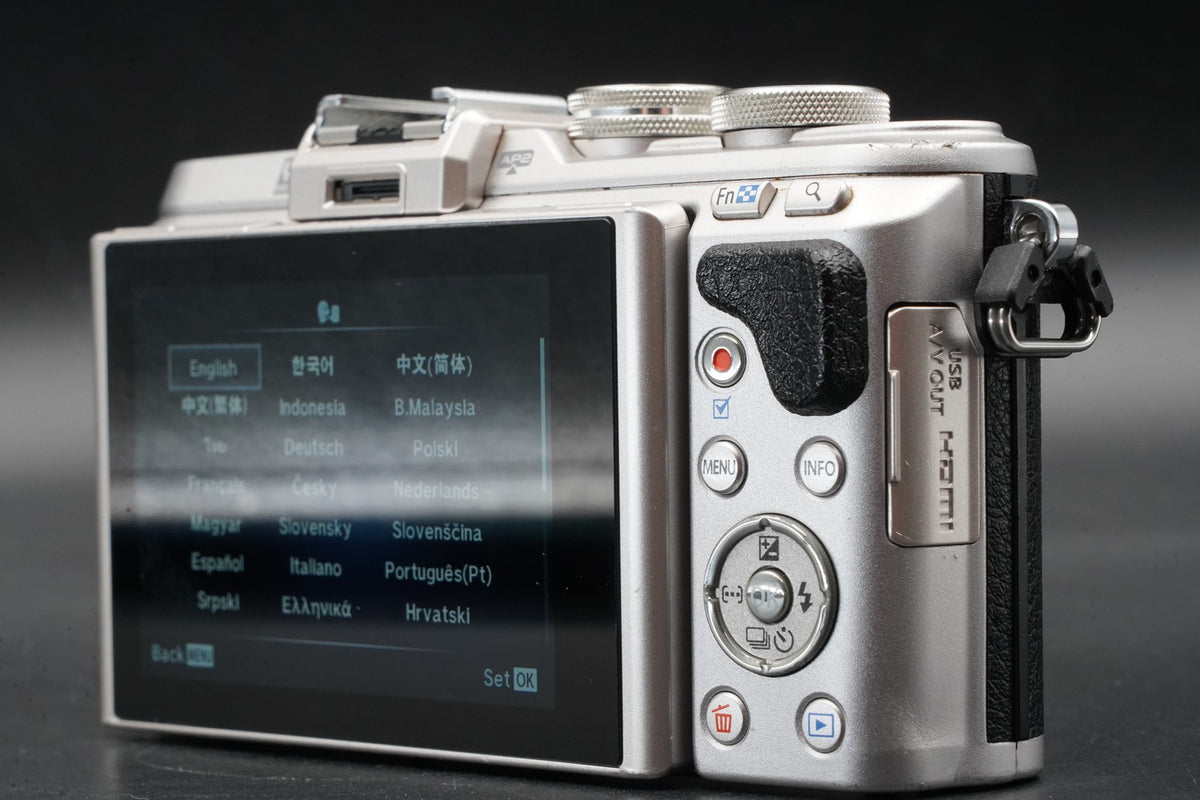 Olympus E-PL8 w/ 40-150mm Lens Digital Camera Silver US STOCK #11321