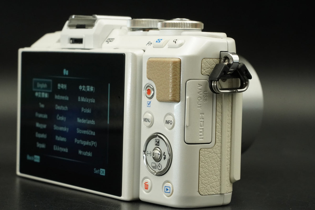 Olympus PEN E-PL7 Digital Camera White with 2 Lenses -4410 cut- US STOCK #12132