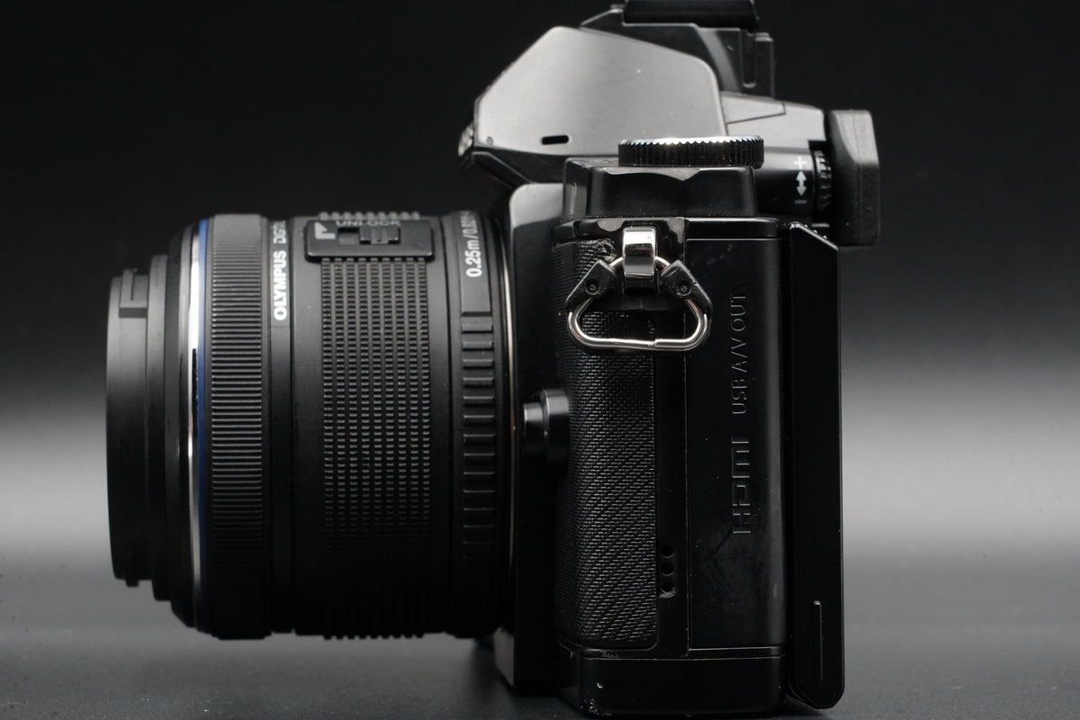 Olympus OM-D E-M10 Mark III Silver Body Only black w/ Lens #10447