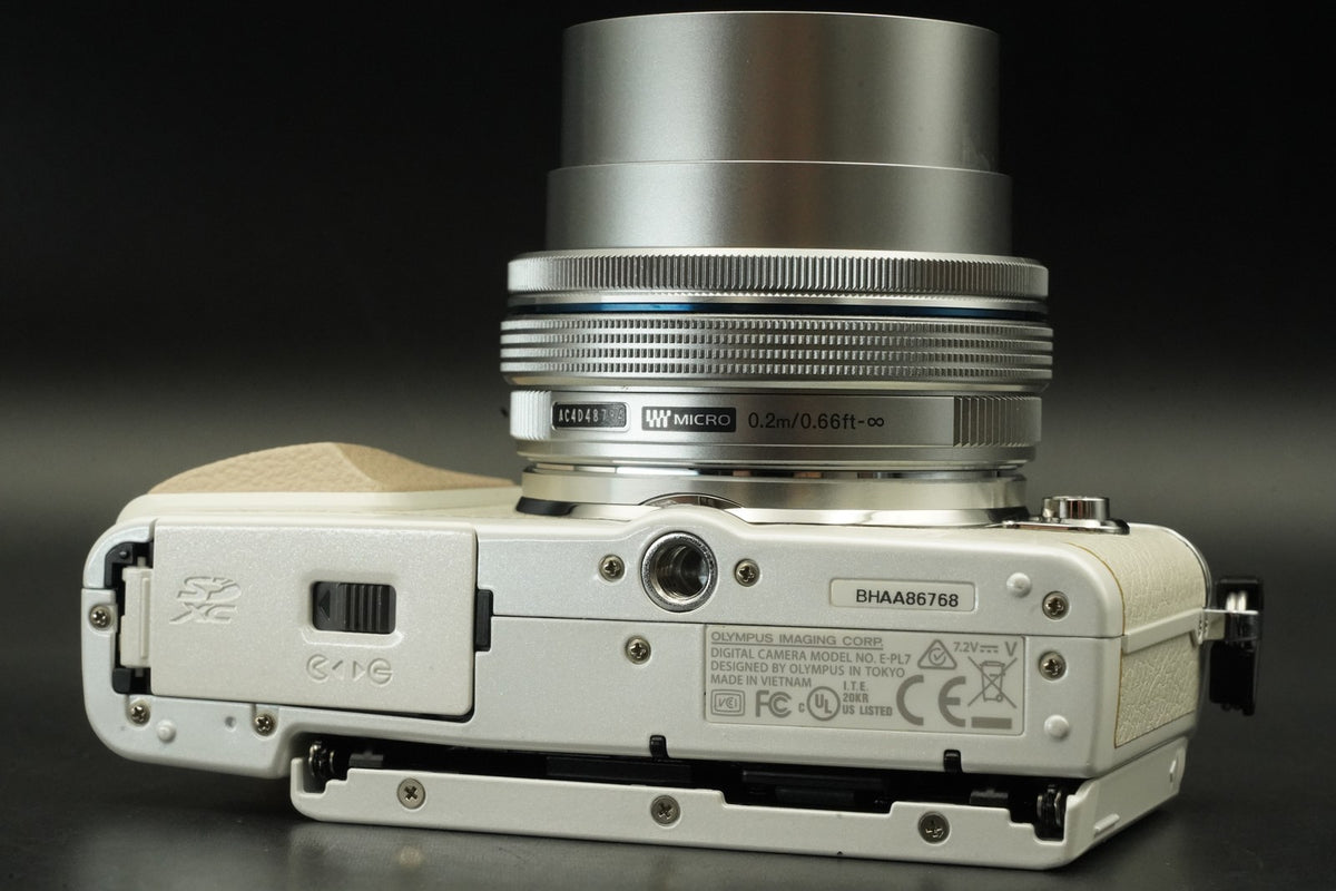 Olympus PEN E-PL7 Digital Camera White with 2 Lenses -4410 cut- US STOCK #12132