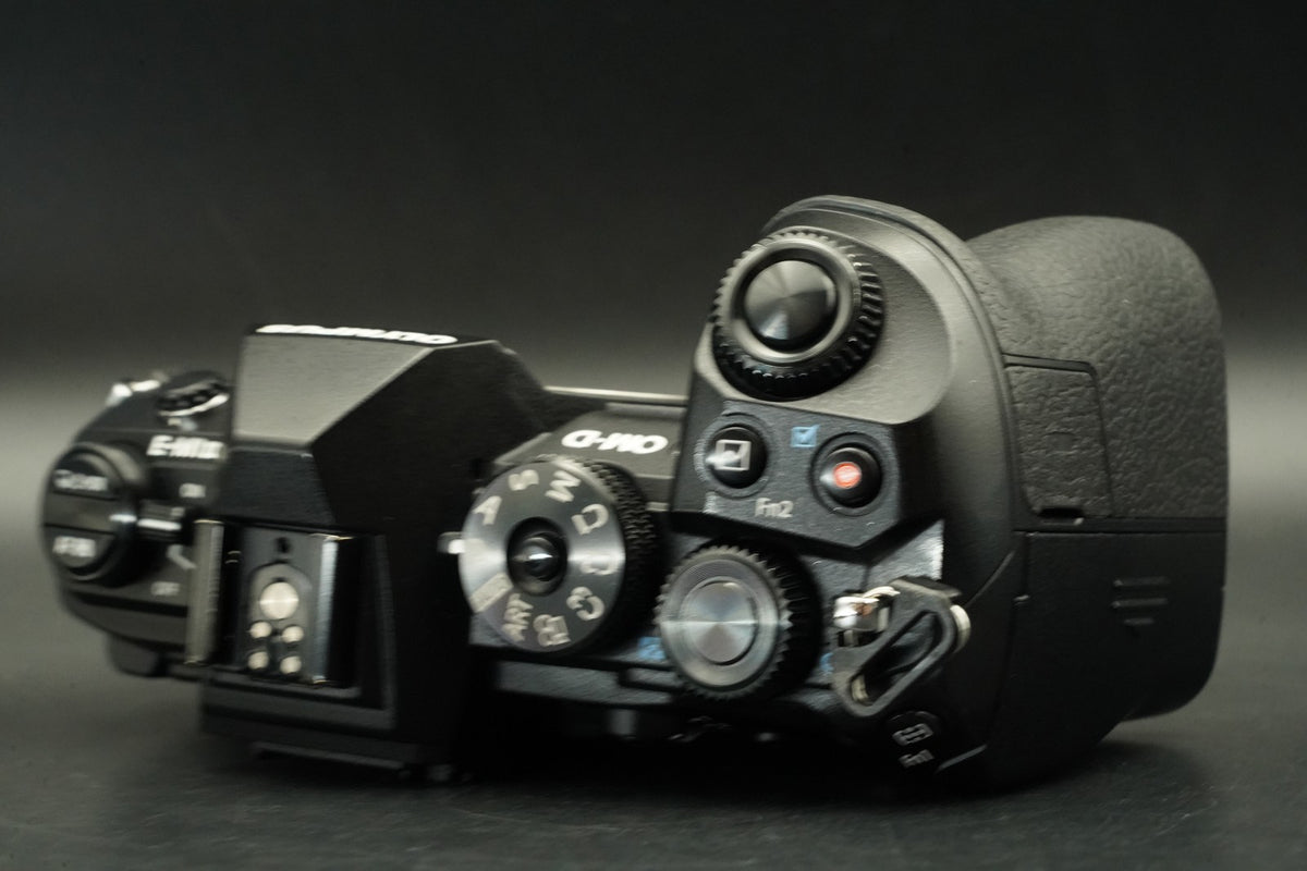Olympus OM-D E-M1 Mark II Digital Camera Black Body -51752 cuts- #11844