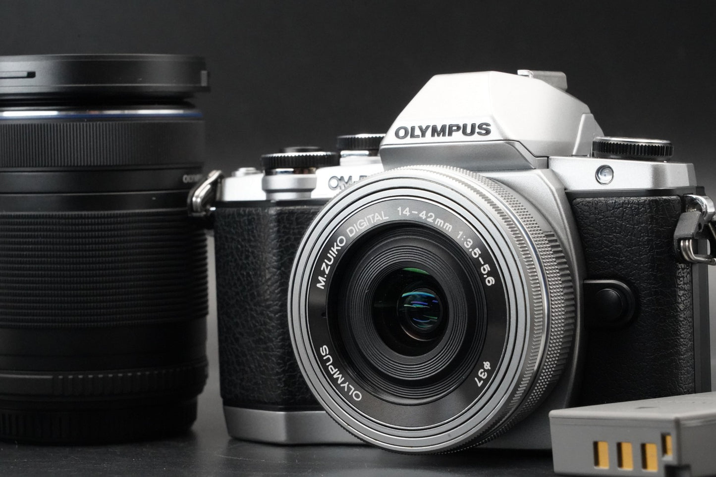 1849 cuts! Olympus OM-D E-M10 Mirrorless Camera + 14-42mm 40-150mm 10956