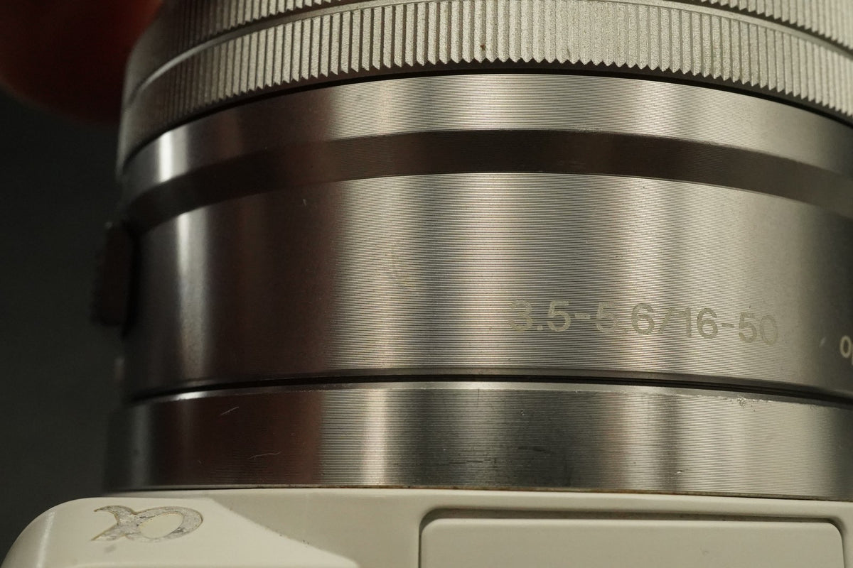 Sony a5100 Mirrorless Digital Camera White -41108 cuts- #12382