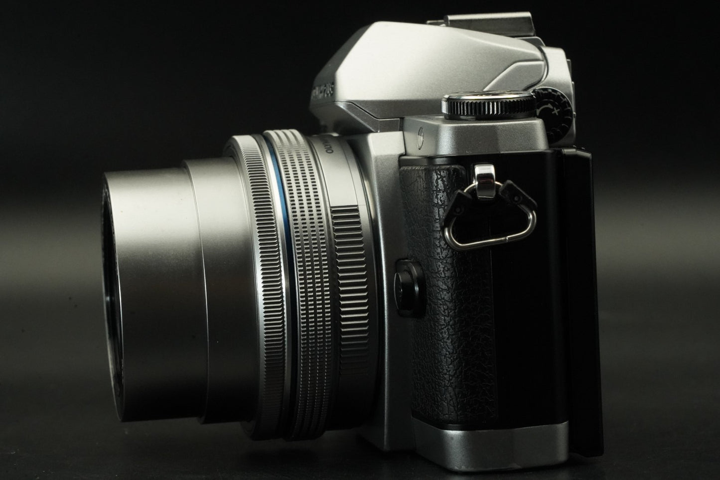 9033 cuts! Olympus OM-D E-M10 16.1MP Digital SLR Camera Silver w/ Lens 11637