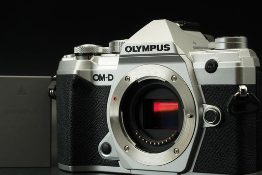 Olympus OM-D E-M5 Mark III 20.4MP Mirrorless Digital Camera -3331 cuts- #11795