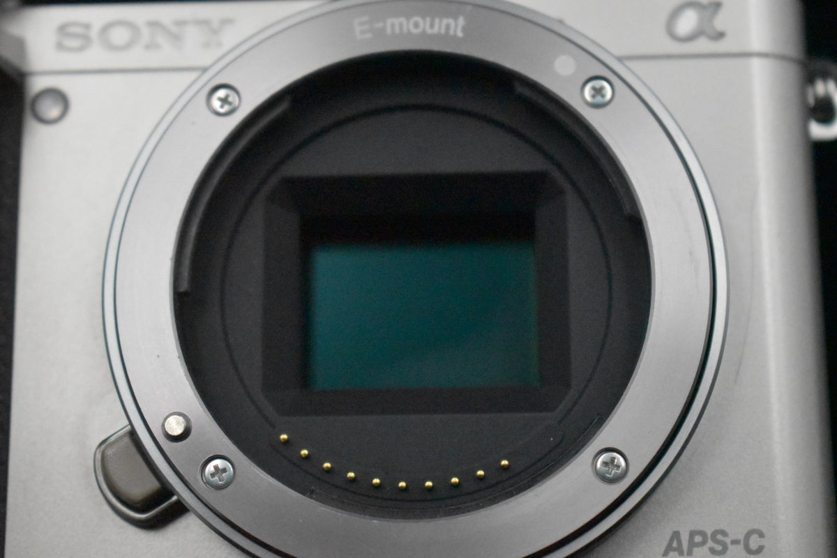 [US Duty Paid] Sony a6000 Digitale Spiegellose Kamera mit Objektiv Silber 8484