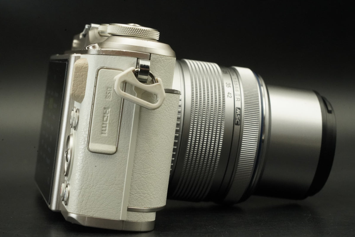 OLYMPUS PEN E-PL9 16.1MP Digital Camera w/ 2 Lens White -2612 cuts- #11891