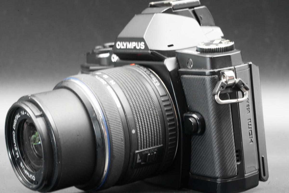 Olympus E-M5 Mirrorless Digital Camera w/ 2 Lenses Black #11114
