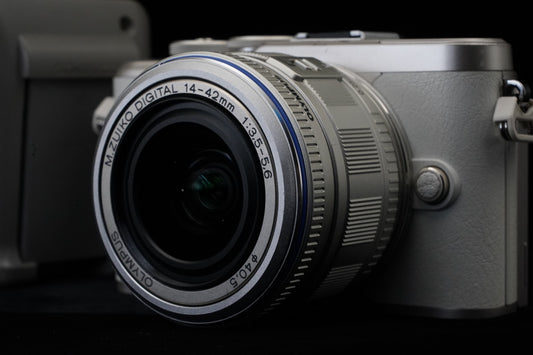 Olympus PEN E-PL10 Digital Camera 14-42mm Lens White US DUTY PAID 9972