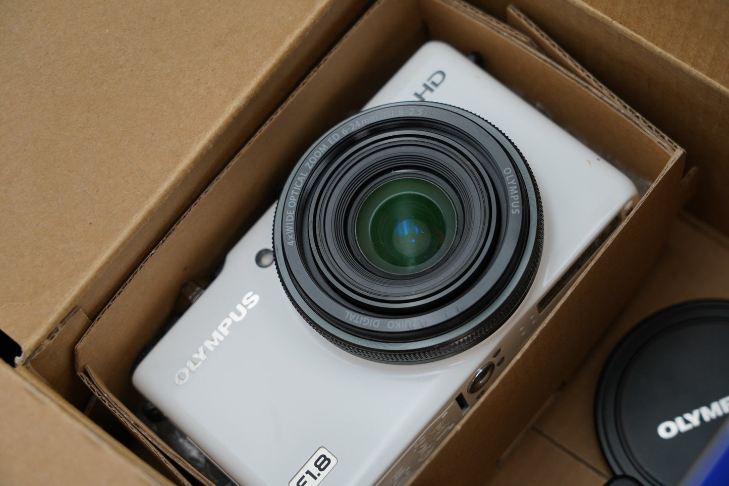 Olympus STYLUS XZ-1 Point and Shoot Digital Camera White [] US STOCK #9730