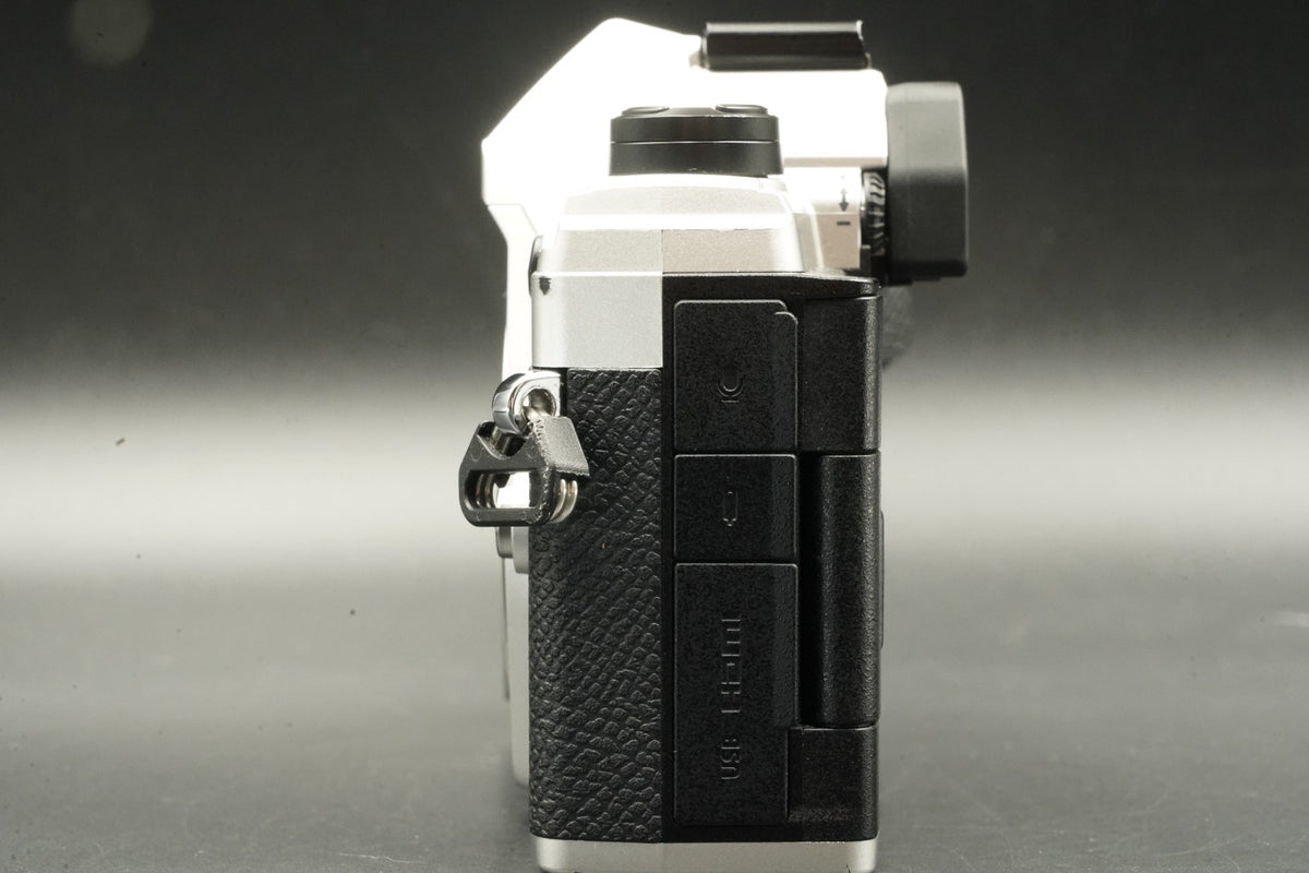-11033 cuts- OM SYSTEM OM-5 Silver Body Only US STOCK #11467