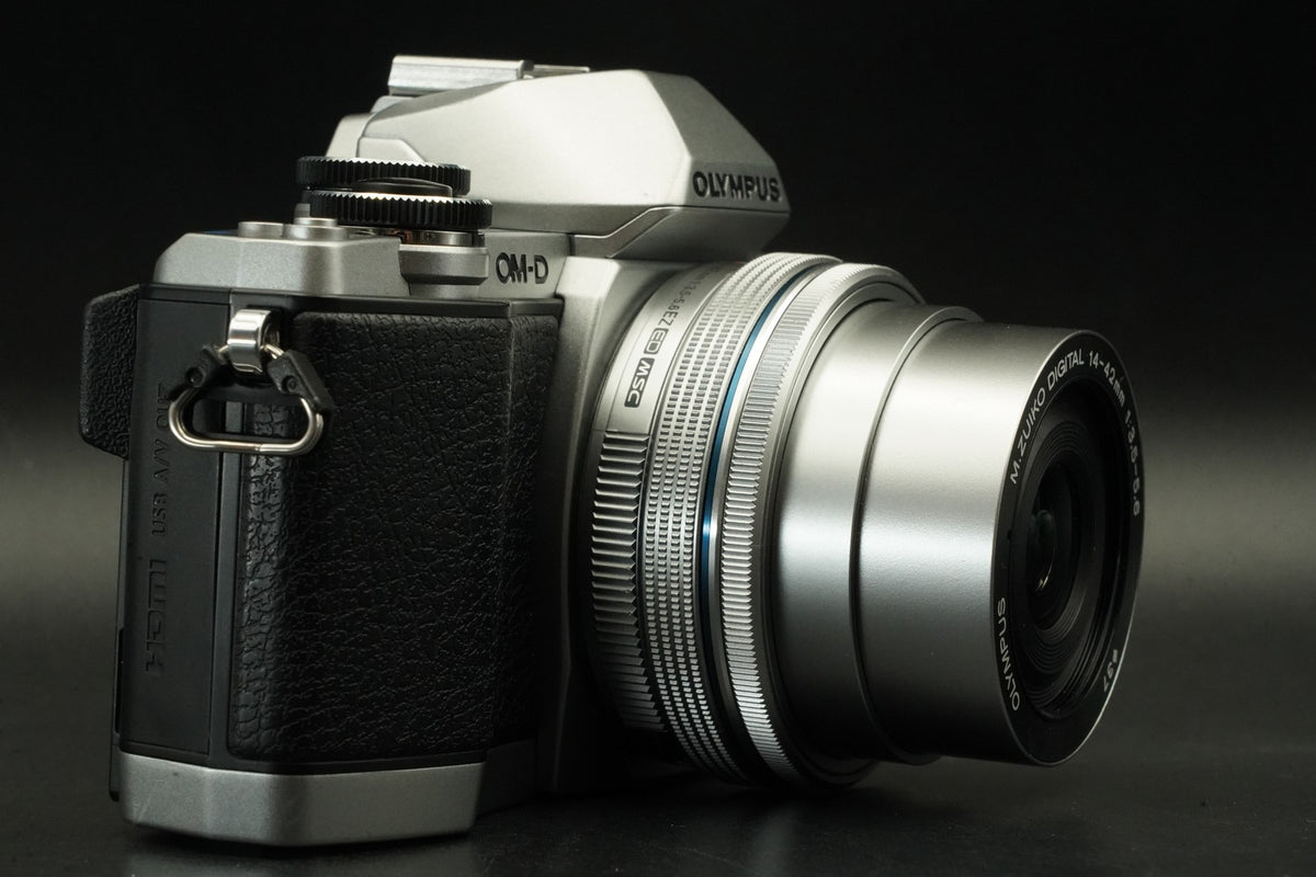 Olympus OM-D E-M10 Camera + 14-42mm 40-150mm -21257 cuts- US STOCK #11991