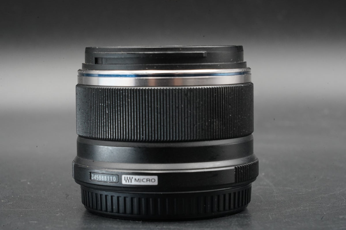 OLYMPUS M.ZUIKO DIGITAL 25mm F/1.8 Black Lens for Micro Four Thirds #11067