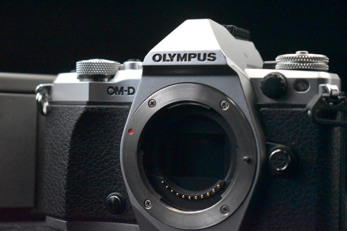 [US Duty Paid] Olympus OM-D E-M5 Mark II 16.1MP Digital SLR Camera Silver 8609