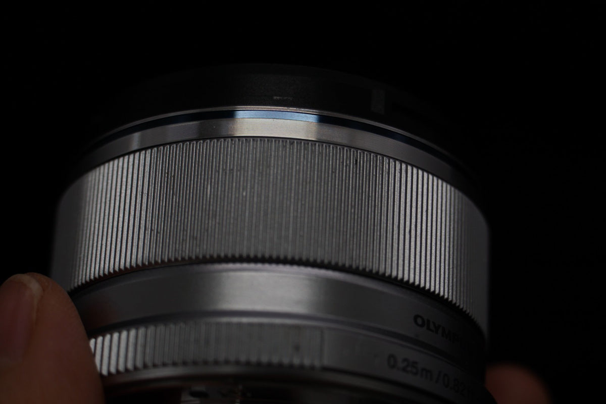 OLYMPUS M.ZUIKO 25mm F/1.8 Silver Lens Micro Four Thirds US STOCK #11367