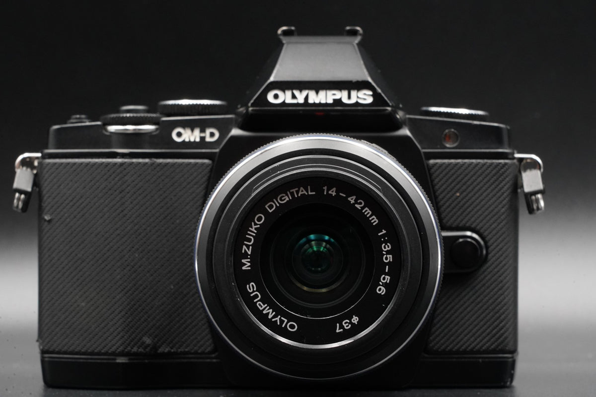Olympus OM-D E-M10 Mark III Silver Body Only black w/ Lens #10447