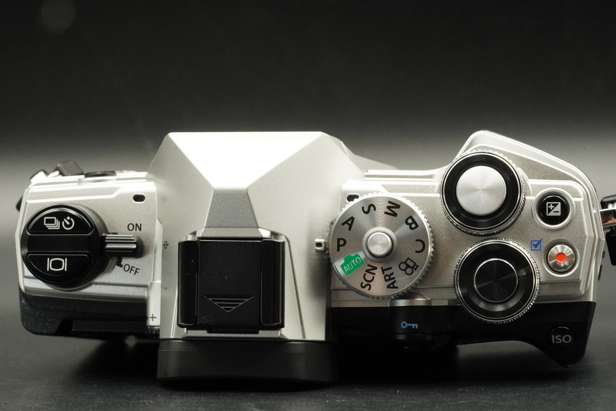 -11033 cuts- OM SYSTEM OM-5 Silver Body Only US STOCK #11467