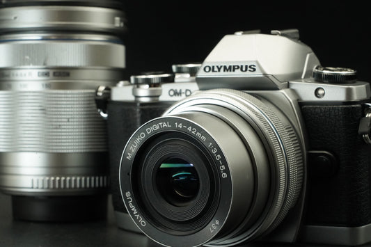 Olympus OM-D E-M10 Camera + 14-42mm 40-150mm -21257 cuts- US STOCK #11991