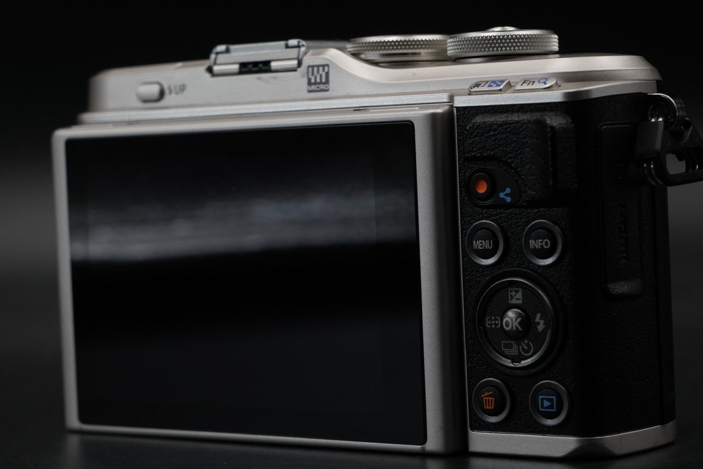 OLYMPUS PEN E-PL9 16.1MP Digital Camera w/ 2 Lens Silver US DUTY PAID 11009