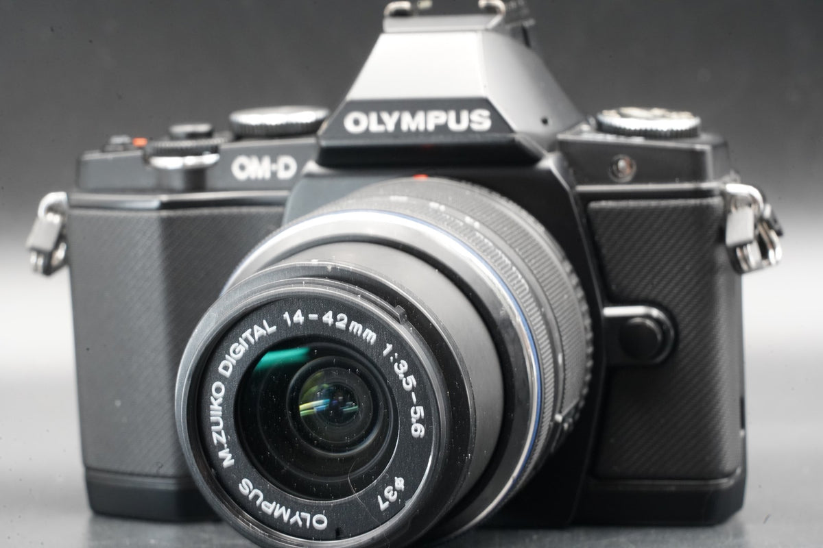 Olympus E-M5 Mirrorless Digital Camera w/ 2 Lenses Black #11114