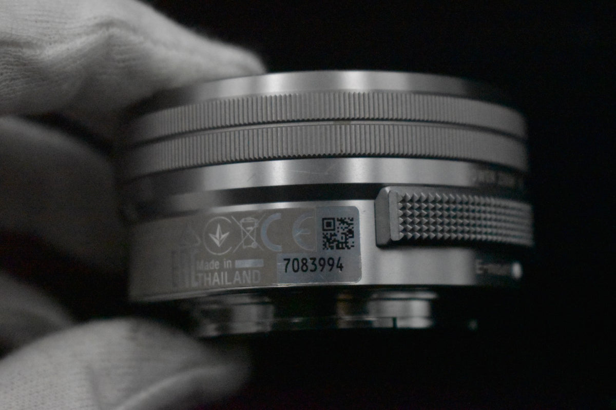 [US Duty Paid] Cámara digital sin espejo Sony a6000 con lente plateada 8484