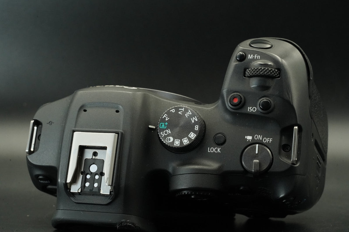 Cámara digital sin espejo Canon EOS R7. Número de inventario en EE. UU.:...