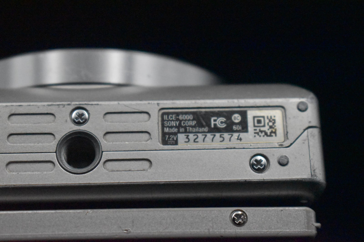 [US Duty Paid] Cámara digital sin espejo Sony a6000 con lente plateada 9302