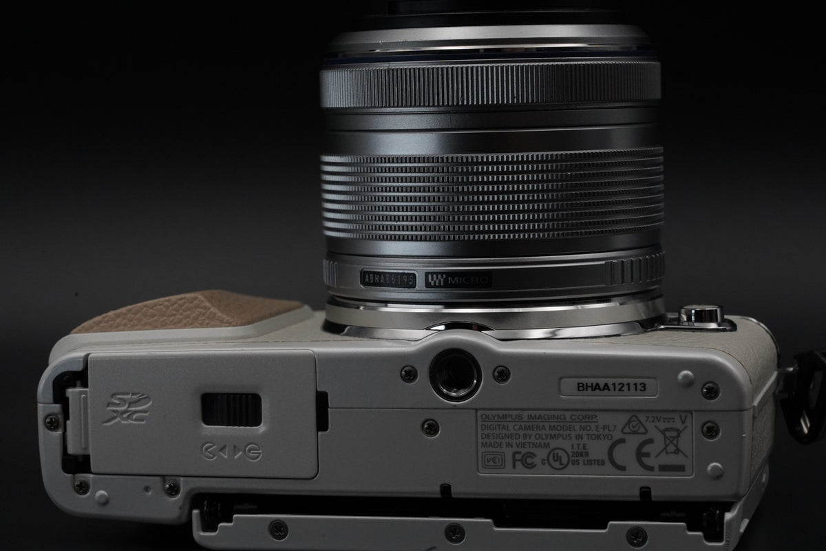 Olympus PEN E-PL7 Digital Camera White with 2 Lenses -4410 cut- #12132