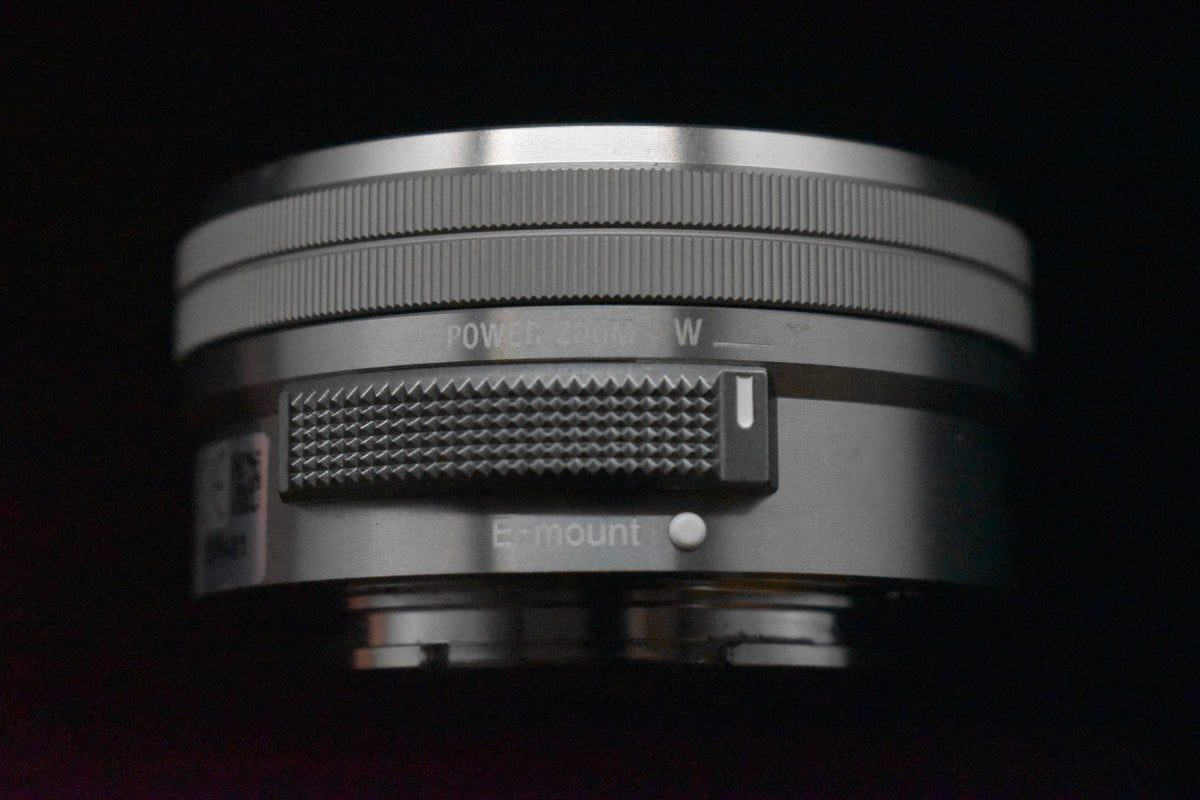 [US Duty Paid] Cámara digital sin espejo Sony Alpha a6000 con lente blanca 8287
