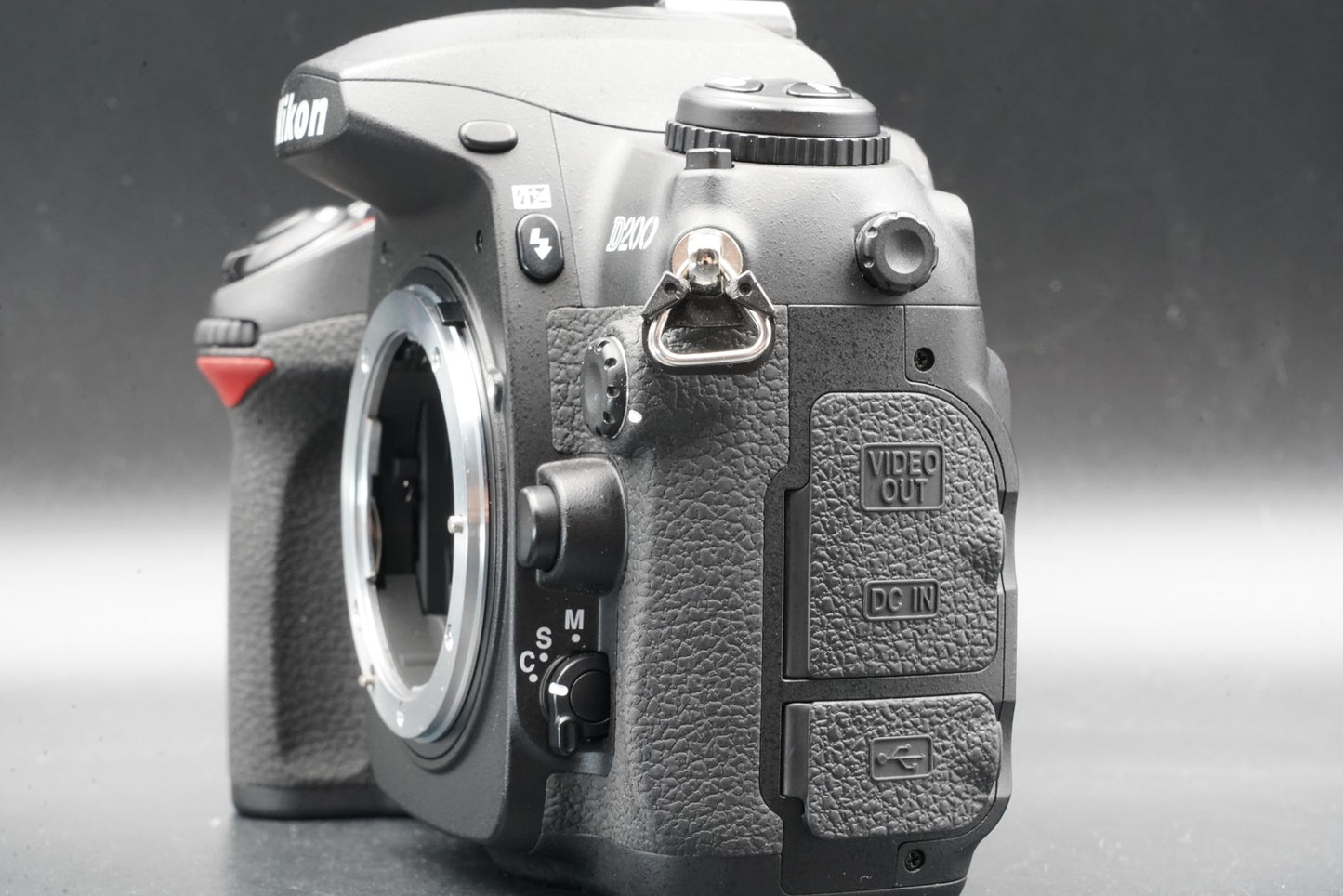 711 cuts!! Nikon D200 10.2MP Digital SLR Camera Black Body Battery 11256