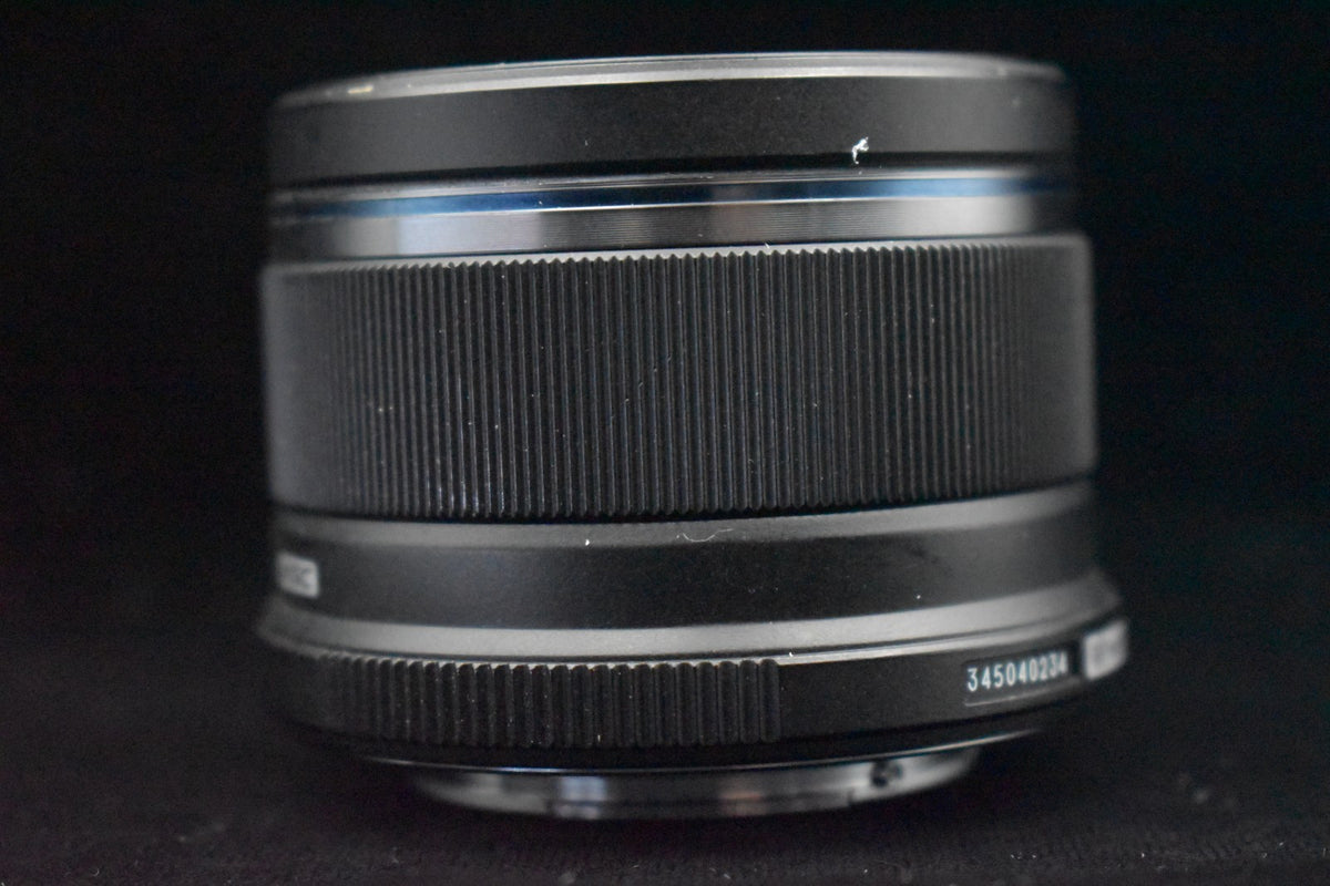 Objectif noir OLYMPUS M.ZUIKO DIGITAL 25 mm F/1,8 pour Micro Four Thirds 9409