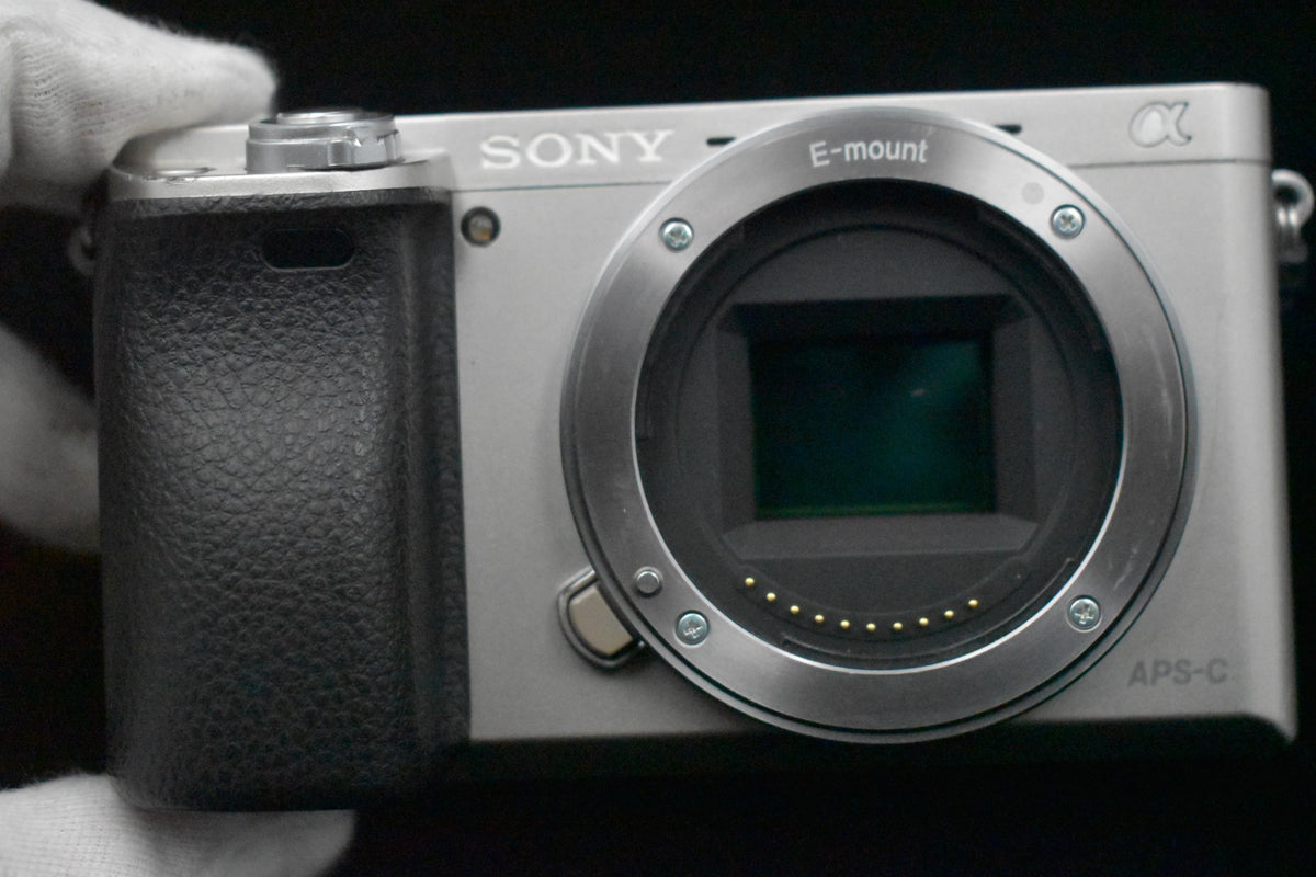 [US Duty Paid] Sony a6000 Digitale Spiegellose Kamera mit Objektiv Silber 8484