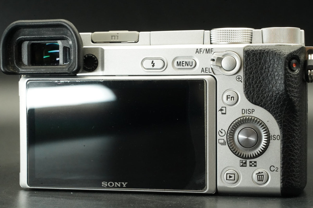 Appareil photo numérique sans miroir Sony Alpha A6400 avec objectif argent...