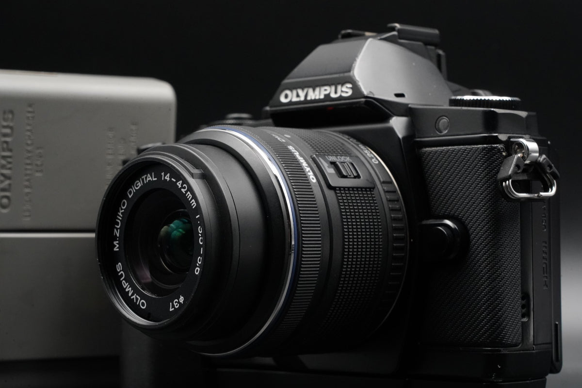 Olympus OM-D E-M10 Mark III Silver Body Only black w/ Lens #10447