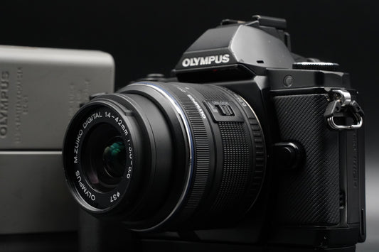 Olympus OM-D E-M10 Mark III Silver Body Only black w/ Lens #10447