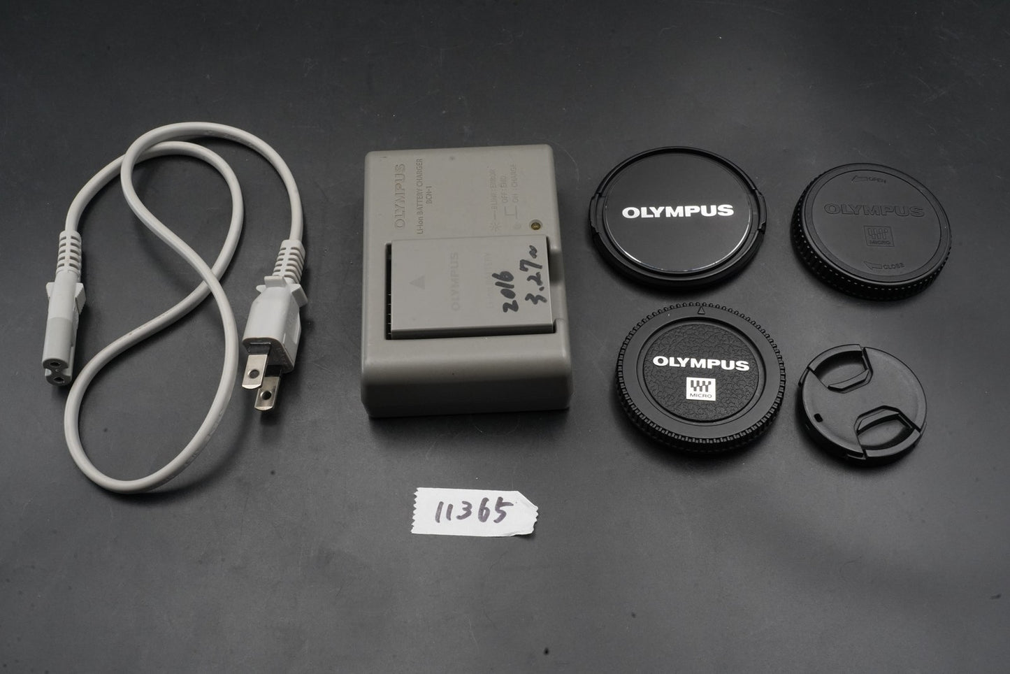 Olympus E-M5 Mirrorless Digital Camera w/ 2 Lenses Black 11365
